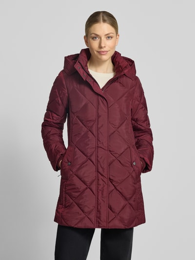 Vrouwenmodel draagt Regular Fit lange jas in stiksels van FUCHS SCHMITT, bordeauxrood, met opstaande kraag, Capuchon, Steekzakken, Ruglengte maat 36: 84 cm, Schouderbreedte maat 36: 42 cm, Borstwijdte maat 36: 47 cm, Mouwlengte maat 36: 64 cm, Ganzichaamsvooraanzicht.