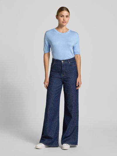 Vrouwenmodel draagt Strickshirt aus Viskose-Mix mit Rundhalsausschnitt van Smith and Soul in lichtblauw, slim fit, ribboorden, gladde textuur, Ganzkörperaanzicht van voren.