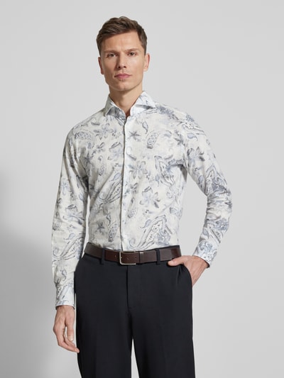 Männermodel trägt Slim Fit Business-Hemd aus Leinen-Mix Modell 'Pai' von JOOP! Collection mit Paisley-Muster, helle Farben, Nahaufnahme Oberkörper.