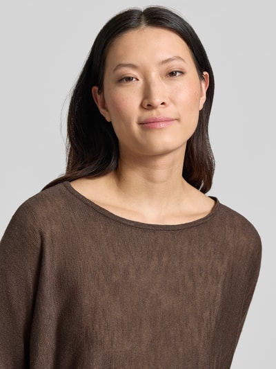 Frauenmodel trägt Relaxed Fit Oberteil aus Leinen-Mix mit Viskose-Anteil von Comma, Strick-Optik, Rundhalsausschnitt, 3/4-Arm, Nahaufnahme Oberkörper.