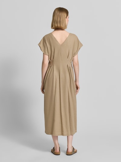 Frauenmodel trägt Midikleid aus Leinen-Viskose-Mix mit V-Ausschnitt von ICHI, Taillierter Schnitt, Modell LINNO, Allover-Look, Knopfleiste, Rückenlänge 105 cm, Brustweite 40 cm, Ärmellänge 11 cm, Ganzkörperansicht Rückansicht.
