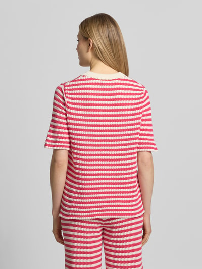 Frauenmodel trägt Damen T-Shirt mit Polokragen und Knopfleiste Modell 'LORIANNA' von ICHI in Rot-Weiß gestreift, Gerader-Schnitt, Rückenlänge bei Größe S: 58 cm, Ganzkörperansicht Rückansicht.