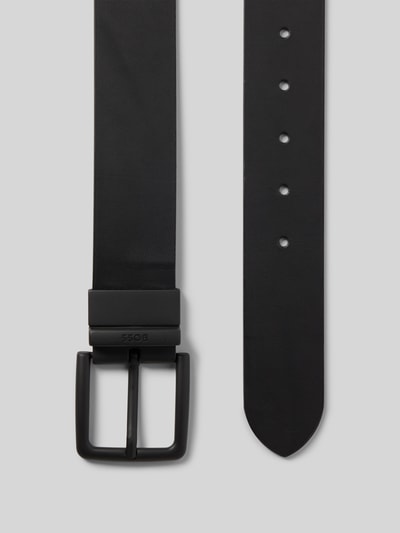 Produktfoto, Gürtel aus echtem Rindsleder Modell 'OMAR-B_SR40_PGR' von BOSS, schwarzes genarbtes Glattleder mit Dornschließe und Label-Prägung, unifarbene Optik