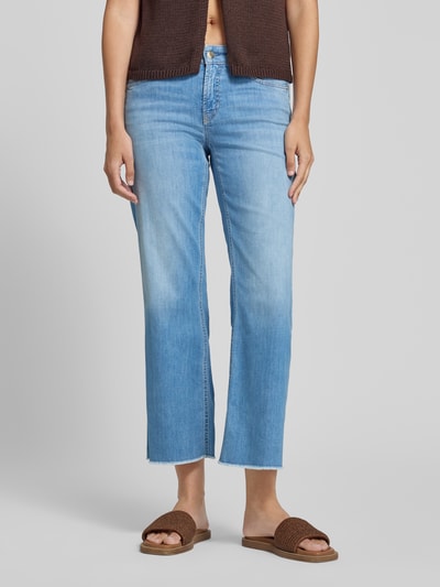 Frauenmodel trägt Bootcut-Jeans aus Baumwoll-Mix Modell 'FRANCESCA' von Cambio in hellem Blau, Struktur glatter Denim, Nahaufnahme Oberkörper, Damen Bootcut-Jeans von Cambio.