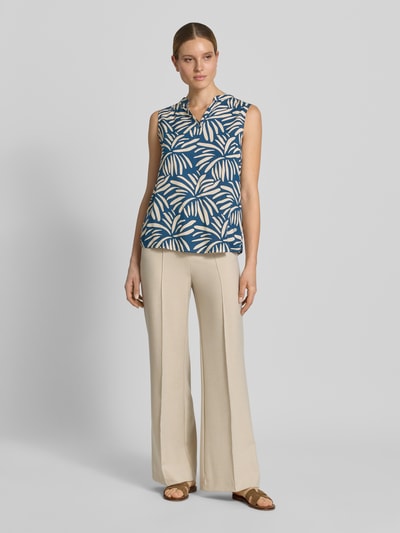 Frauenmodel trägt Regular Fit Blusentop aus Reine Viskose Modell 'Iv44anka' von ZABAIONE im Allover-Look mit V-Ausschnitt, Ganzkörperansicht von vorne. Rückenlänge bei Größe S: 64 cm.
