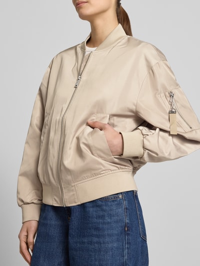 Frauenmodel trägt Regular Fit Bomberjacke mit College-Kragen von s.Oliver RED LABEL, Optik: Unifarben, Satin, Reißverschluss, Label-Anhänger, seitliche Eingrifftaschen, Brustleistentasche, Bündchen: Gerippt, Ganzkörperansicht von vorne.