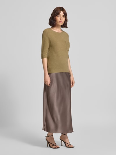 Frauenmodel trägt Slim Fit Oberteil mit Kaschmir-Anteil von Luisa Cerano, olivgrün, Strick-Optik, Brusttasche, Ganzkörperansicht von vorne.