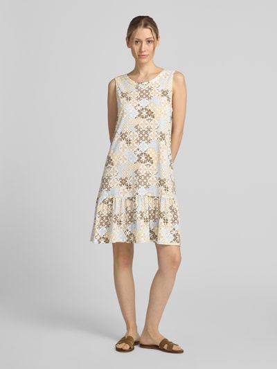 Frauenmodel trägt Relaxed Fit Freizeitkleid aus Baumwoll-Modal-Mix von s.Oliver RED LABEL mit Muster in Beige und Blau, Ganzkörperansicht von vorne.