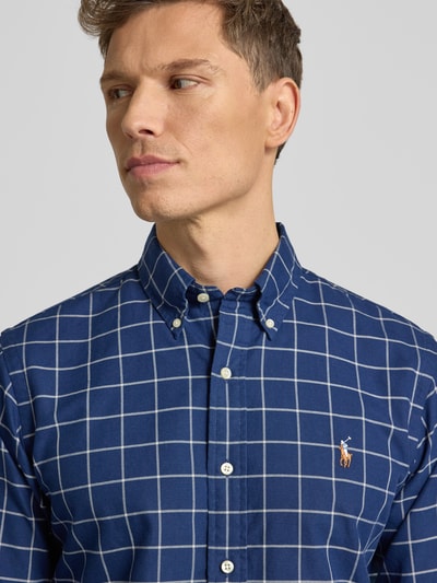Męski model nosi Freizeithemd mit Button-Down-Kragen od Polo Ralph Lauren, bawełna, regular fit, niebieska krata, zbliżenie na górną część ciała.