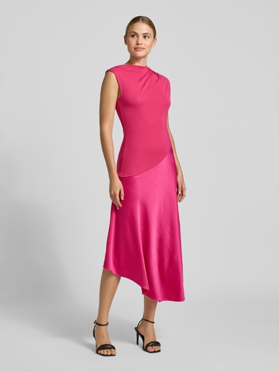 Frauenmodel trägt Midikleid aus reiner Viskose Modell 'Jaspara' von Ted Baker in Pink, Satin, tailliert, Asymmetrisch, Ärmellos, Raffung; Ganzkörperansicht von vorne.