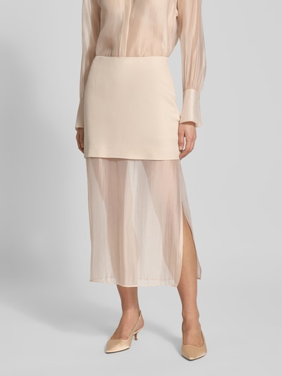 Frauenmodel trägt Zweiteiliger Rock mit Organza-Detail - curated by Vicky Heiler von SIC, semitransparente Layer-Optik in Beige, Regular Fit, Reißverschluss, Bundweite 35 cm, Länge 83 cm, Ganzkörperansicht von vorne.