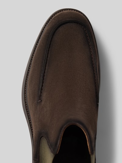 Produktfoto, Chelsea Boots aus echtem Leder Modell 'URAX' von Carl Gross, braune glatte Oberfläche, abgerundete Form, Nahaufnahme, elastischer Einsatz, Absatz 3 cm, Schafthöhe 11 cm, Schaftweite 12 cm