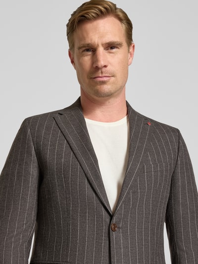 Männermodel trägt Slim Fit Sakko mit wol, grijs met fijne witte strepen, reverskraag, 2-knoopsluiting, borst- en klepzakken, Model 'Colvin' van CG – CLUB of GENTS, elastische materiaalmix, Nahaufnahme Oberkörper.