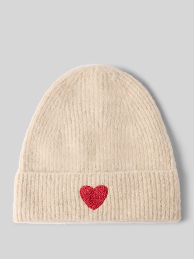 Produktfoto, cremefarbene Mütze mit Woll-Anteil von Jake*s Casual, rote Herz-Applikation, weiche Textur, strukturierte Oberfläche