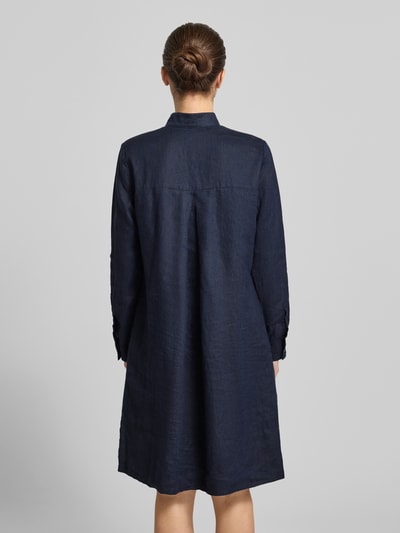 Frauenmodel trägt Leinenkleid mit Stehkragen und kurzer Knopfleiste von Christian Berg Woman in Dunkelblau, Gerader-Schnitt, Knielänge, Reine Leinen-Struktur, Ärmel mit fixiertem Aufschlag, Rückenlänge 99 cm, Brustweite 49 cm, Ärmellänge 63 cm, Ganzkörperansicht Rückansicht.