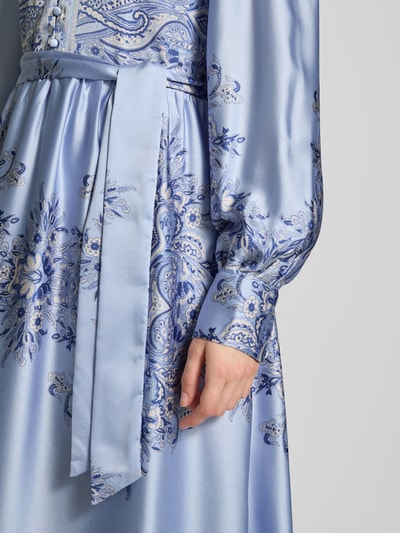 Neo Noir Maxikleid mit Bindegürtel Hellblau 3