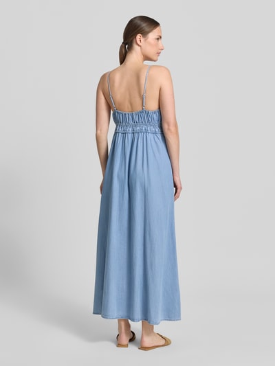 Frauenmodel trägt Midikleid aus Lyocell-Mix in Denim-Optik Modell 'Ibiza' von Mango, Taillierte Passform, Spaghetti-Träger, Rückenlänge 106 cm, Brustweite 40 cm, hellblaue Farbe, glatte Textur, Ganzkörperansicht Rückansicht.