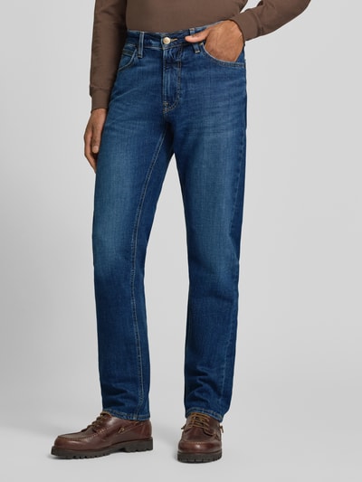 Männermodel trägt Jeans im 5-Pocket-Design Modell 'DAREN' von Lee aus Baumwoll-Mix in Straight, mittleres Blau, Ganzkörperansicht von vorne.