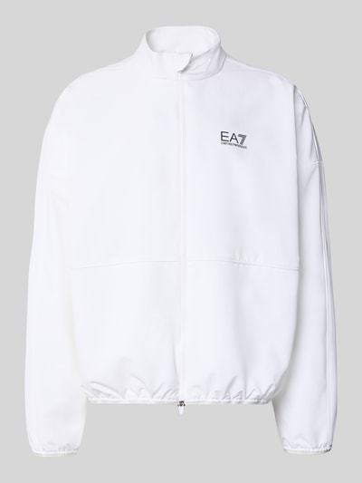 Produktfoto, Bomberjacke mit Stehkragen und Logo-Print von EA7 Emporio Armani in Weiß, Zweiwege-Reißverschluss, elastische Abschlüsse, glatte Textur.
