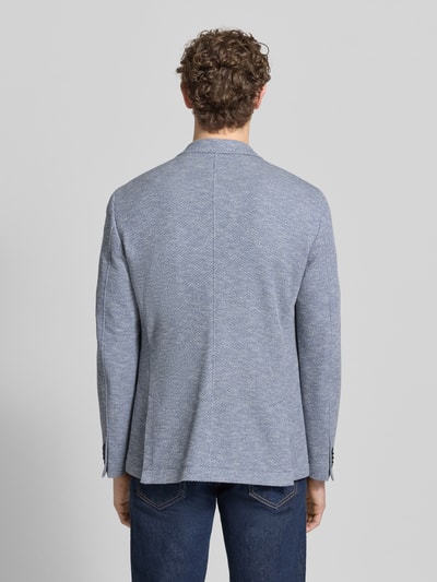 Männermodel trägt Slim Fit 2-Knopf-Sakko mit Reverskragen von bugatti aus Baumwoll-Mix mit Stretch-Anteil, Strukturmuster, Ganzkörperansicht Rückansicht.
