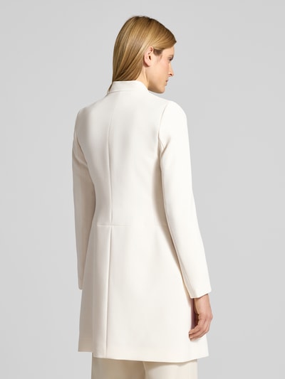 Vrouwenmodel draagt Blazer in Überlänge van Jake*s Collection in crèmekleur, materiaalmix met viscose, regular fit, opstaande kraag, klepzakken, extra lang, ruglengte maat 36: 92 cm, borstwijdte: 45 cm, mouwlengte: 65 cm, geheel beeld van achteraanzicht