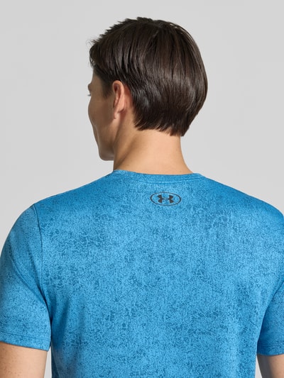 Männermodel trägt Regular Fit Sport-T-Shirt mit Strukturmuster Modell 'Pixelate' von Under Armour in Blau, Nahaufnahme Rückansicht, Herren Sport-T-Shirt von Under Armour