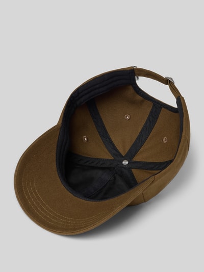 Produktfoto, Basecap aus reiner Bio-Baumwolle Modell 'YENAAS BOLD' von Armedangels in Braun mit eingestickten Luftlöchern und verstellbarem Riegel.