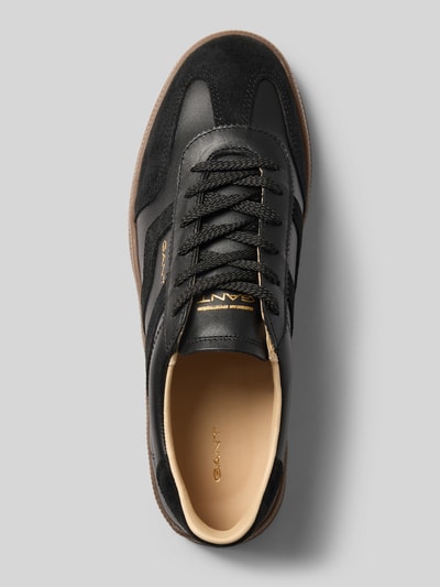 Productfoto, zwarte sneakers met bruine zool en gouden details, glad en suède textuur, Sneaker aus echt leer model 'Cuzima' van GANT, Dames sneakers