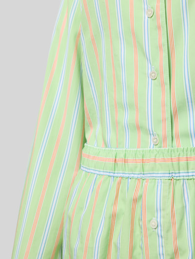 Frauenmodel trägt Comfort Fit Piżama aus reiner bawełna model 'SHIRTING STRIPES' von Polo Ralph Lauren, wzór w paski, detal z logo, dwukolorowy, kołnierz z połami, dekolt w serek, listwa guzikowa, mankiet, elastyczny ściągacz, popelina, komplet, efekt: jednolity kolor, Nahaufnahme Oberkörper.