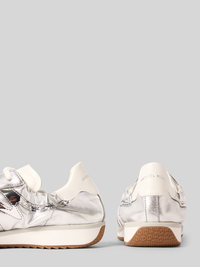 Productfoto, Sneaker uit leer model 'COLT' van MICHAEL Michael Kors in zilver met afgeronde neus, vetersluiting en witte details, dames sneaker, hakhoogte 2 cm, schachthoogte 8 cm, schachtwijdte 8 cm