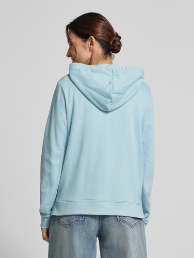Frauenmodel trägt Regular Fit Hoodie aus Baumwoll-Mix von Tom Tailor Denim in Hellblau mit Kapuze, unifarben, Sweat-Struktur, Ganzkörperansicht Rückansicht.