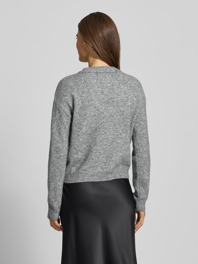 Vero Moda Sweter z dzianiny o kroju regular fit z dodatkiem wiskozy model ‘AMOREMIO’ Średnioszary melanż 5