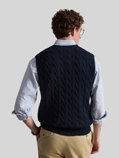 Mannelijk model draagt regular fit spencer van puur katoen in donkerblauw met kabelpatroon, Regular Fit Pullunder aus reiner Baumwolle van Polo Ralph Lauren, volledige achteraanzicht.