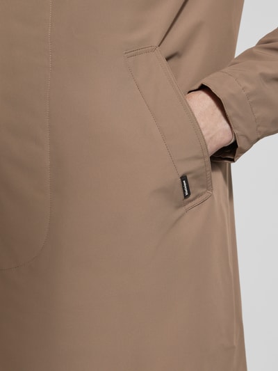 Männermodel trägt Kurzmantel mit verdeckter Knopfleiste Modell 'miles' von Matinique in Beige, glatte Struktur, Nahaufnahme Oberkörper, Regular Fit, Umlegekragen.