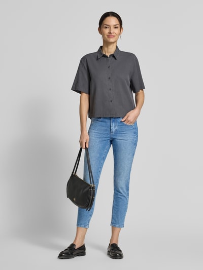 Modelka nosi jasnoniebieskie Jeans in verkürzter Passform Modell 'Ornella Urban' od Angels z bawełnianej mieszanki ze stretchem, kieszeniami na ręce; szerokość w rozmiarze 36: 40 cm, długość nogawki wewnętrznej: 66 cm; widok całej sylwetki z przodu.