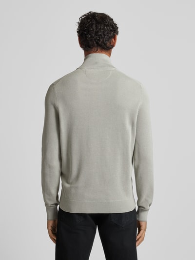 Männermodel trägt Strickpullover mit Troyer-Kragen von Lerros aus reiner Baumwolle, Regular-Fit, gerippte Abschlüsse, Rückenansicht.