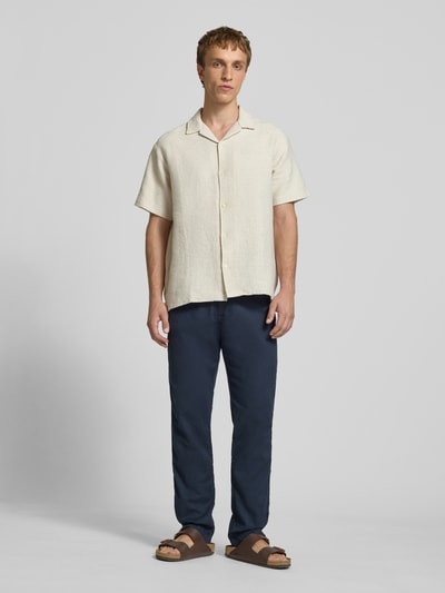 Mannenmodel draagt Relaxed Fit broek van mix van katoen en linnen model 'KANE' van Jack & Jones, donkerblauw, elastische band met vetersluiting en achterzakken, bandwijdte maat M 42 cm, binnenbeenlengte maat M 82 cm, volledige lichaamsaanzicht van voren.