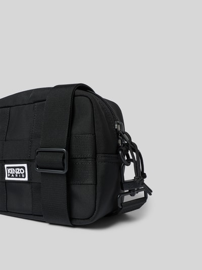 Produktfoto, schwarze Crossbody Bag mit Logo-Stitching von Kenzo, Strukturmuster, Reißverschluss, abnehmbarer Schulterriemen, Steckfach innen.