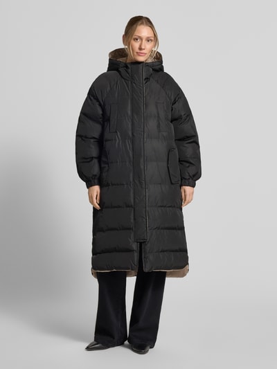 Frauenmodel trägt Regular Fit Mantel in Stepp-Optik Modell 'IMBOTTITO' von Liu Jo White in Schwarz mit Kapuze und Taschen, Ganzkörperansicht von vorne.