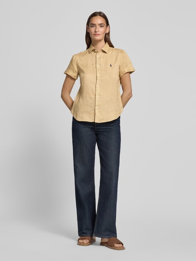 Frauenmodel trägt Regular Fit Leinenbluse aus reinem Leinen von Polo Ralph Lauren, Optik: Unifarben, Passform: Regular-Fit, Kragenform: Hemdkragen, Applikation: Logo-Stitching, Ausschnitt: V-Ausschnitt, Verschluss: einreihige Knopfleiste, Ärmelform: Kurzarm, Materialverarbeitung: Flammgarn, Material: Leinen, Ganzkörperansicht von vorne.