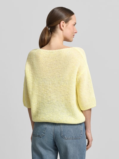 Frauenmodel trägt Relaxed Fit Strickshirt mit Alpaka-Anteil in Strick-Optik von Luisa Cerano, gelb, strukturierte Oberfläche, Ganzkörperansicht Rückansicht. Material-Mix, Rundhalsausschnitt, Halbarm, elastische Abschlüsse, Rückenlänge 51 cm bei Größe 36.