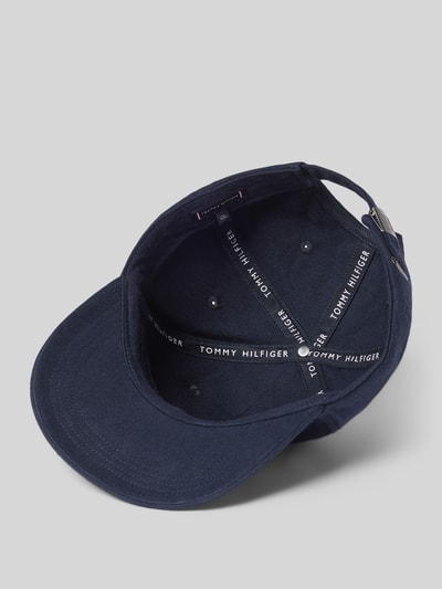 Produktfoto, Basecap aus reiner Baumwolle Modell 'FOUNDATION CANVAS' von Tommy Hilfiger, jednokolorowy granatowy, otwory wentylacyjne, naszywka z logo, daszek, regulowane zapięcie, faktura płótna, wykończenie materiału: bawełna