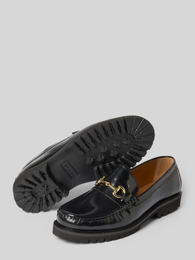 Produktfoto, glänzend schwarzer Loafer aus echtem Rindsleder Modell 'HUGO' von Selected, goldfarbene Schnalle, strukturierte Sohle