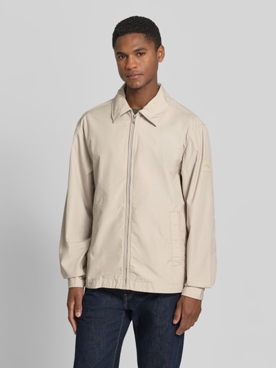 Männermodel trägt Regular Fit Overshirt aus reine katoen Modell 'LUTTI' van BOSS Orange, uni, omgeslagen kraag, popeline, voorkant volledige lichaamsopname.