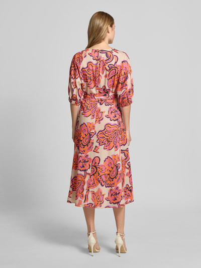 Frauenmodel trägt Midikleid mit Bindegürtel von WHITE LABEL in Reine Baumwolle, A-Linie, Allover-Look, Ganzkörperansicht Rückansicht.