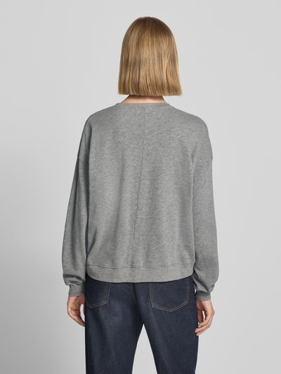 Vrouwenmodel draagt sweatshirt met ronde hals en loose fit van puur katoen, Model 'SONOMA' van American Vintage, ruglengte maat S 53 cm, ganzebodyaanzicht rugaanzicht