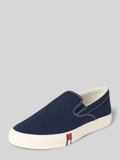 Produktfoto, Low Top Sneaker aus reiner Baumwolle von Tommy Jeans in Unifarben mit runder Schuhspitze, flacher Absatzform, Schlupf/offen, Sohle leicht strukturiert, Materialverarbeitung Webstruktur