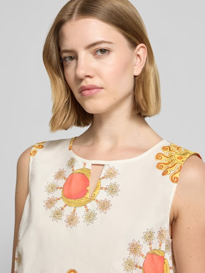 Frauenmodel trägt Regular Fit Bluse mit Schlüssellochausschnitt von More & More aus Reiner Baumwolle, Allover-Motiv-Print, Ärmelloses-Design, Nahaufnahme Oberkörper.
