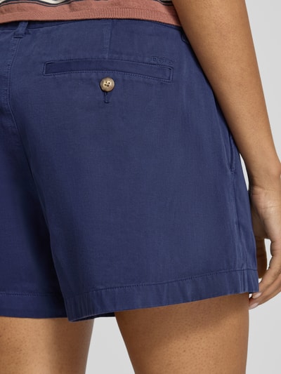 Frauenmodel trägt Loose Fit Bermudas aus reiner Baumwolle von Polo Ralph Lauren in Unifarbe Blau, Twill, Gesäßtaschen, Detailaufnahme Rückansicht.