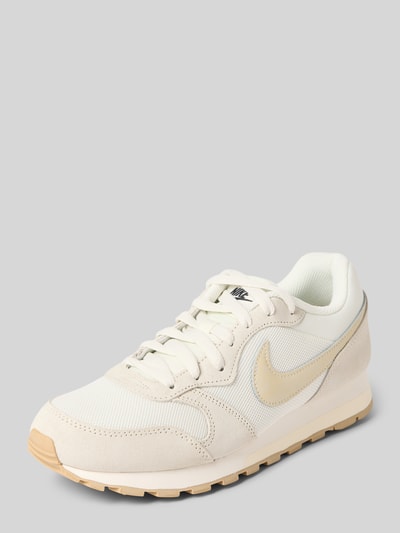 Produktfoto, Sneaker met logodetail model 'Runner' van Nike, dames sneakers in beige met afgeronde pasvorm, vetersluiting, hakhoogte maat 40: 3 cm, schachthoogte maat 40: 8 cm, schachtbreedte maat 40: 6 cm, combinatie van gladde en suède texturen, licht contrasterende zool
